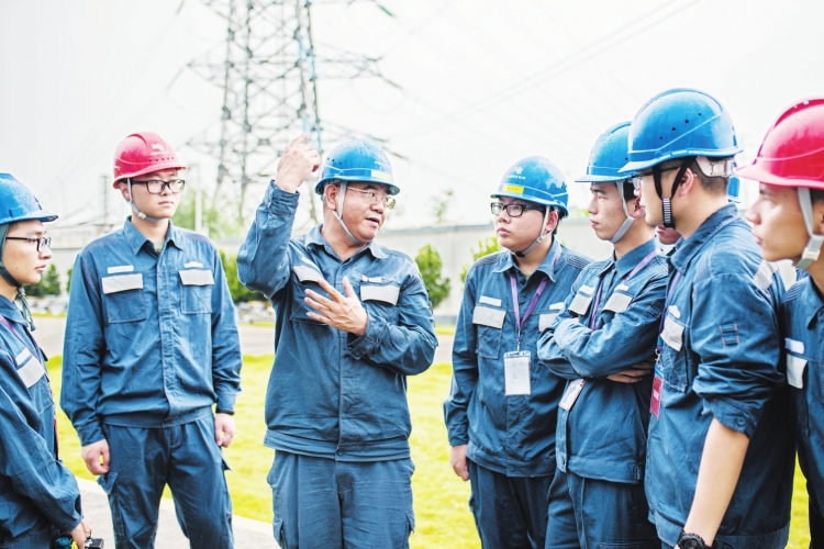 廣東電網(wǎng)東莞供電局變電管理二所檢修一班副班長何滿棠：“以匠人之心，守一畝三分地”