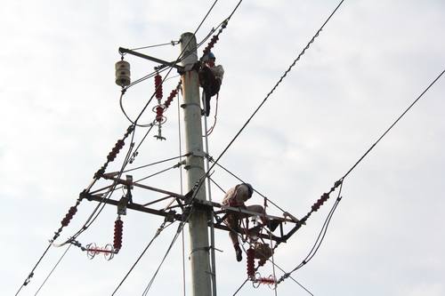 國網(wǎng)霞浦供電公司加裝線路避雷器，保障兩節(jié)期間電網(wǎng)可靠性