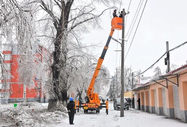 受強(qiáng)雨雪大風(fēng)冰凍天氣影響，吉林延邊全力搶修供電線路