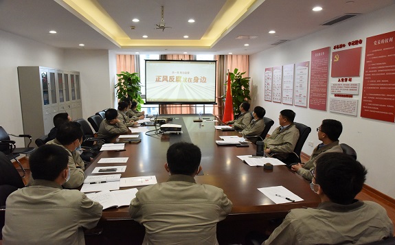 福建風力發(fā)電公司召開中心組學(xué)習(xí)觀看《正風反腐就在身邊》