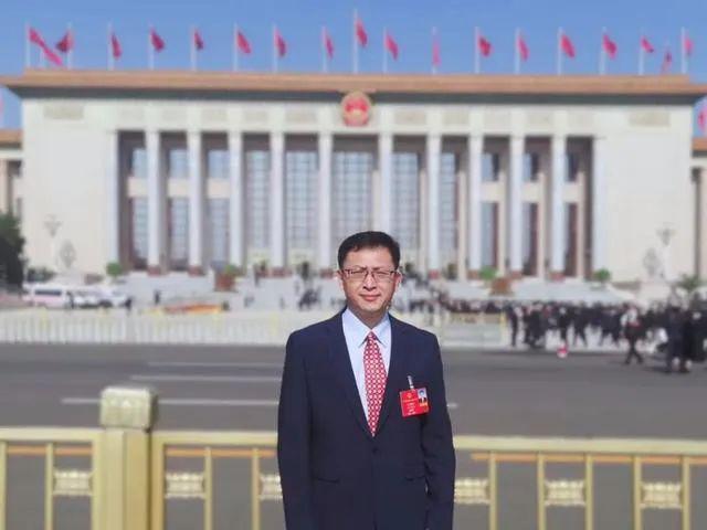 加快推動(dòng)新能源行業(yè) 與人工智能融合創(chuàng)新——訪全國人大代表、樂山太陽能研究院院長姜希猛