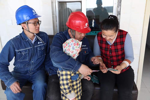 阿拉善電業(yè)局電力宣傳進家門，客戶服務(wù)零距離