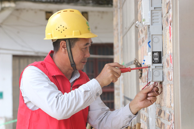 湖南寧遠(yuǎn)供電公司天堂供電所黨員志愿服務(wù)隊(duì)一線辦實(shí)事解民憂(yōu)