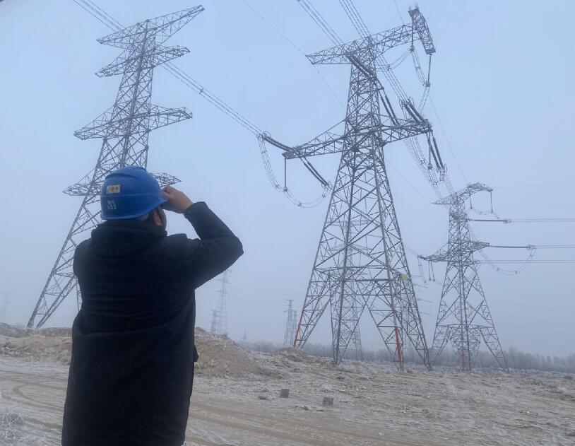 內(nèi)蒙古烏海超高壓供電公司防污除閃，寒冬堅守一線
