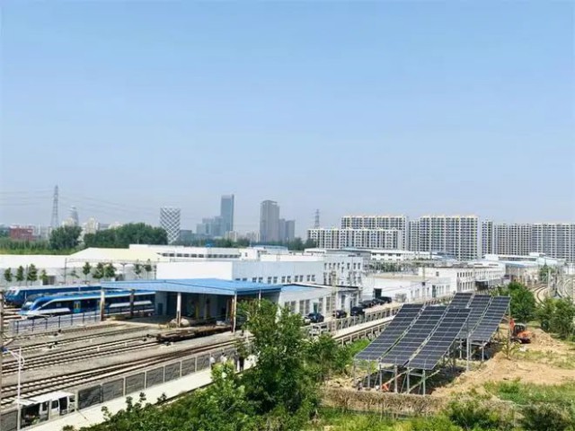 全國(guó)首個(gè)！英利集團(tuán)“光伏+鐵路”示范項(xiàng)目順利并網(wǎng)