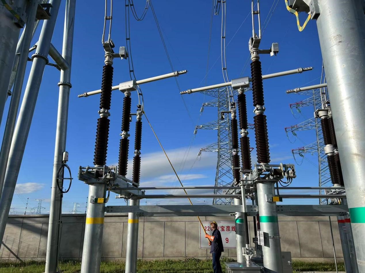 錫林郭勒超高壓供電公司圓滿完成塔寶I、II線間隔啟動工作