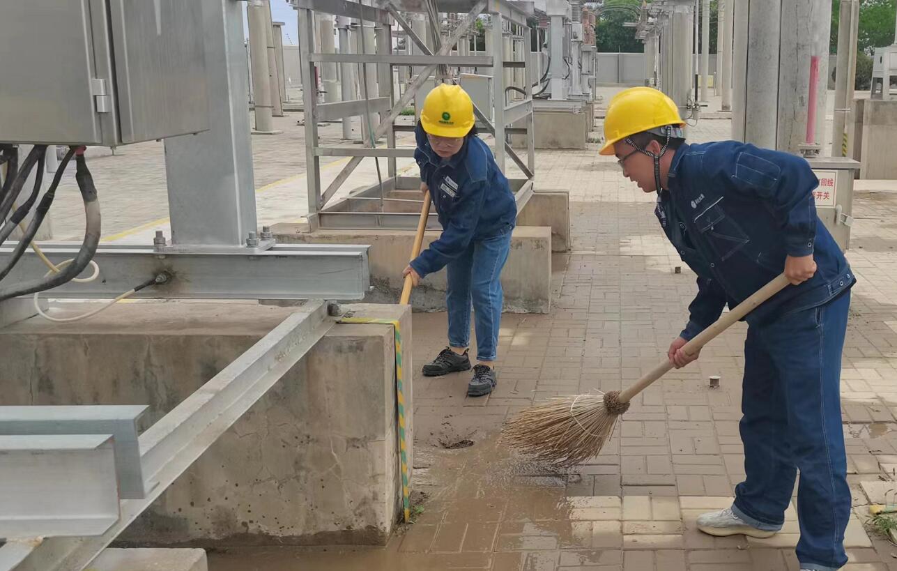 戈壁有雨，阿電人全力出擊保供電