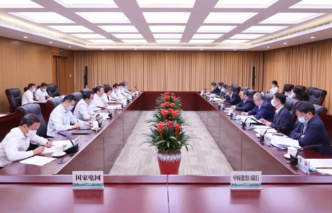 國(guó)家電網(wǎng)公司董事長(zhǎng)、黨組書記辛保安與進(jìn)出口銀行董事長(zhǎng)吳富林會(huì)談