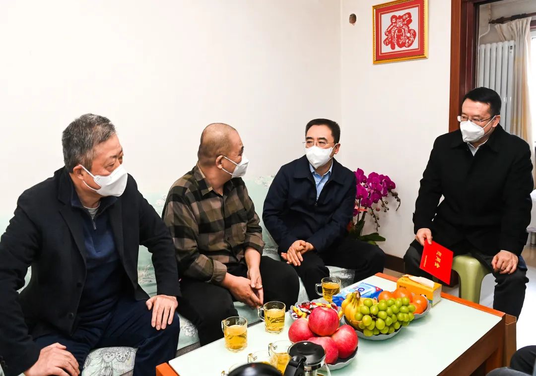 鄒磊、劉明勝走訪慰問(wèn)退休老領(lǐng)導(dǎo)、勞模遺屬、困難黨員群眾