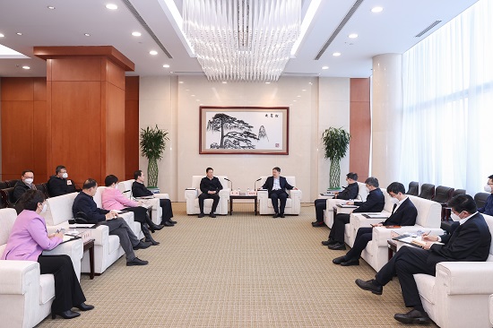 溫樞剛鄧建玲會(huì)見鄂爾多斯市委書記李理、市長杜匯良