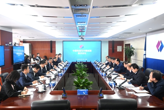 中國電建黨委書記、董事長丁焰章與中國誠通集團黨委書記、董事長朱碧新會談