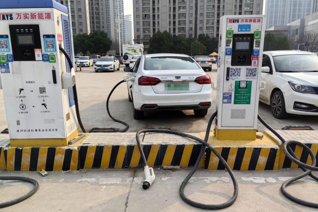 新能源車(chē)充電槍被扔積水中，對(duì)“城市家電”需多加愛(ài)護(hù)