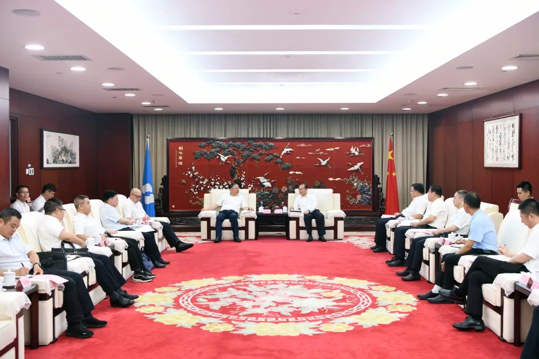 江毅與廣西壯族自治區(qū)人民政府黨組成員、國資委黨委書記秦如培舉行會談