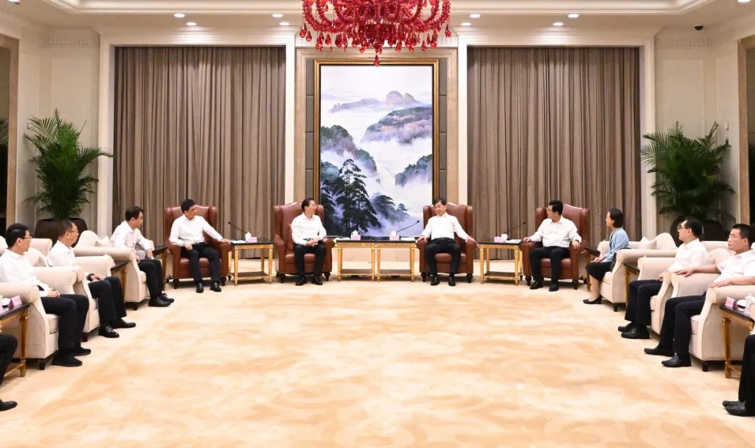國家電網(wǎng)公司董事長、黨組書辛保安與福建省委書記周祖翼、省長趙龍會談