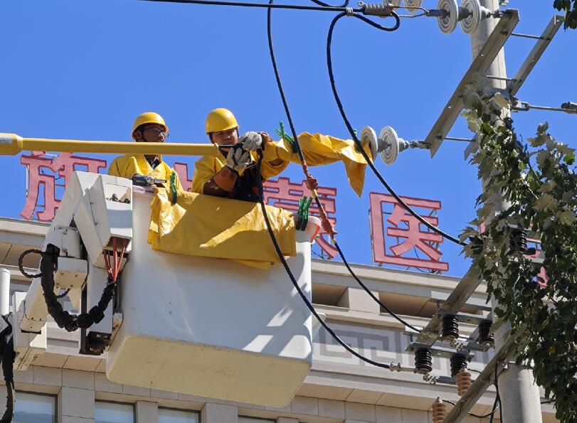 阿拉善供電公司迎夏峰帶電消缺，保醫(yī)電“汗”衛(wèi)民生