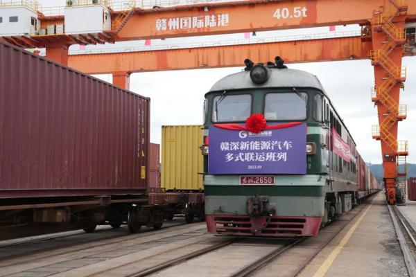 國產(chǎn)新能源汽車，坐火車“出?！?