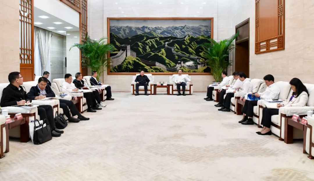 大唐集團(tuán)有限公司黨組書(shū)記、董事長(zhǎng)鄒磊與廣西壯族自治區(qū)國(guó)資委黨委書(shū)記秦如培會(huì)談