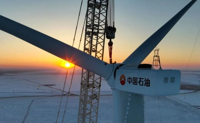 中國石油在建單體規(guī)模最大集中風電項目——昂格55萬千瓦風電項目首臺風機成功吊裝！