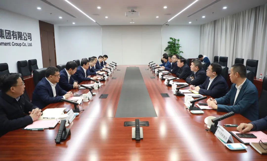 中國電氣裝備黨委書記、董事長白忠泉會見上海市靜安區(qū)委書記于勇