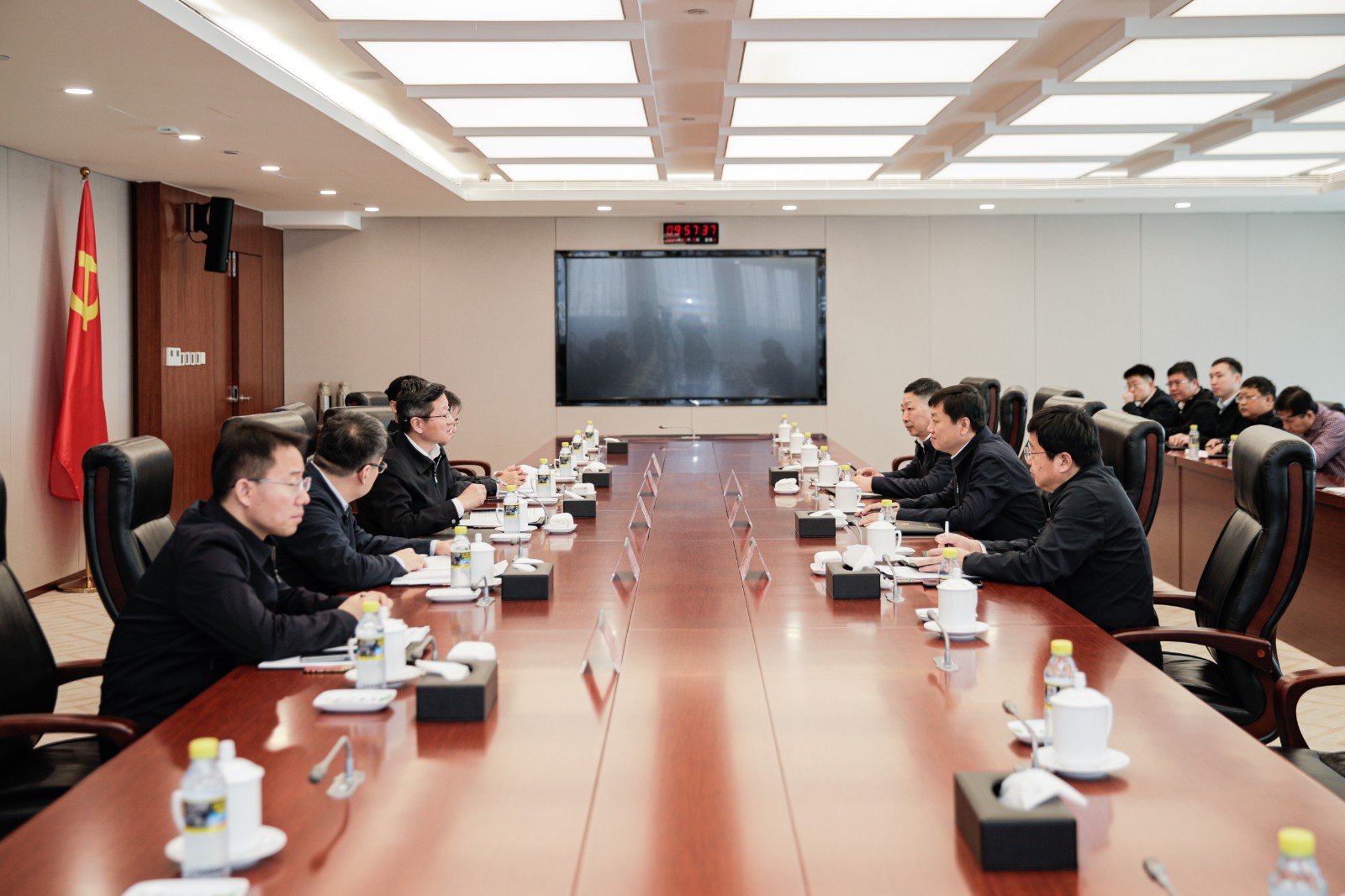 國(guó)家能源集團(tuán)總經(jīng)理、黨組副書記余兵會(huì)見衡水市委副書記、市長(zhǎng)董曉航