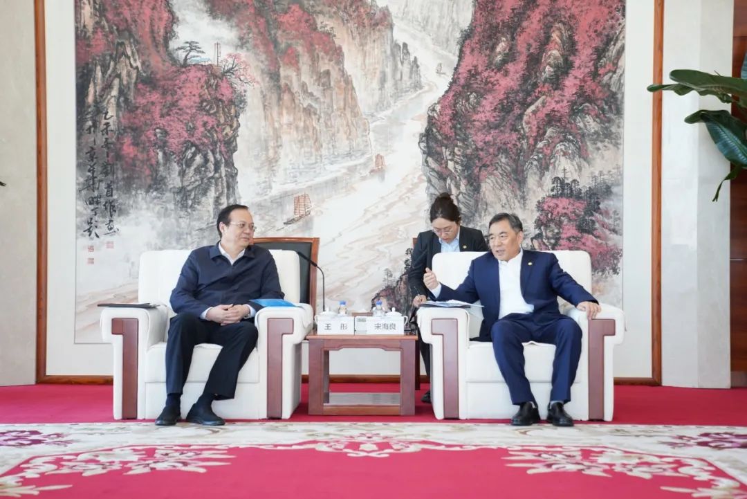 中國(guó)能建黨委書記、董事長(zhǎng)宋海良與歐洲自然科學(xué)院院士、中國(guó)發(fā)展研究院院長(zhǎng)王彤會(huì)談