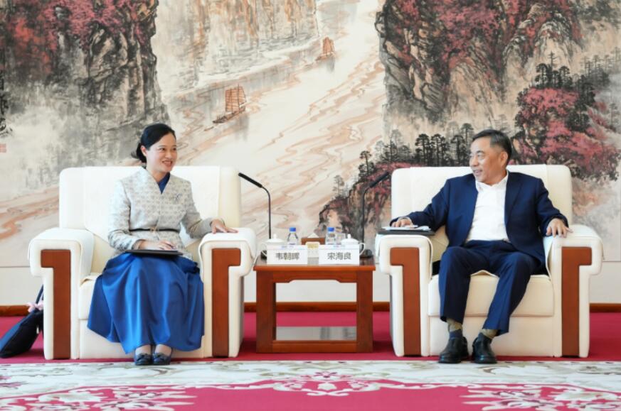 宋海良與廣西博覽局黨組書記、局長(zhǎng)韋朝暉會(huì)談
