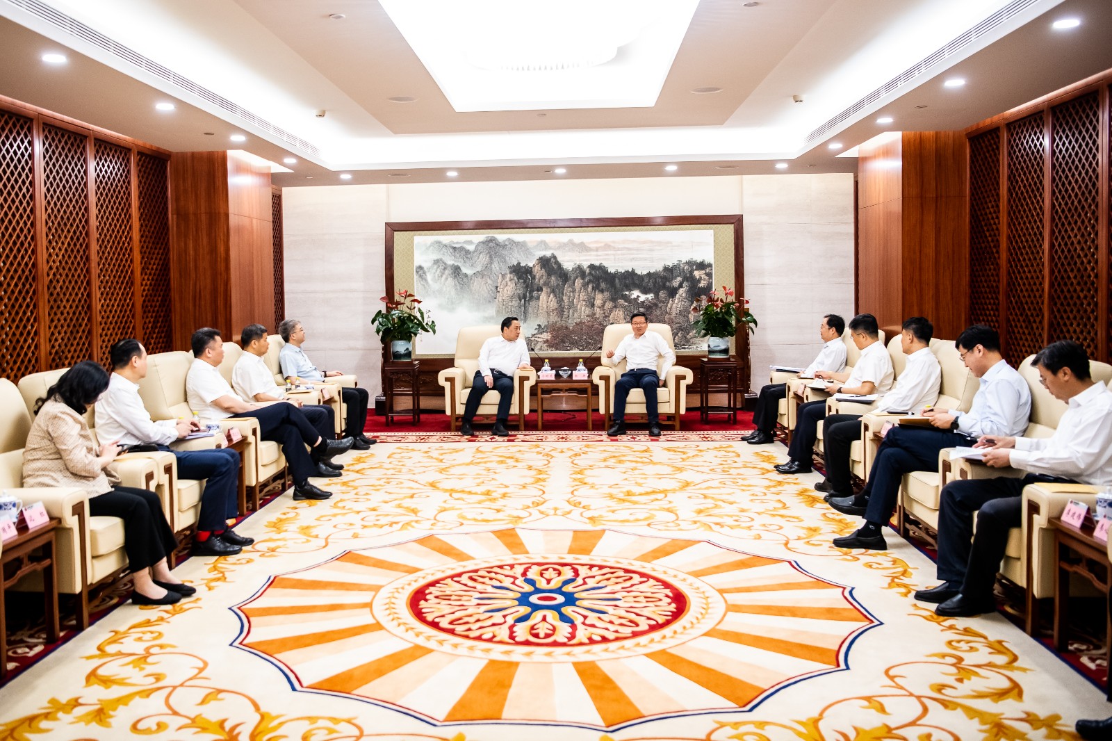 國家能源集團(tuán)公司總經(jīng)理、黨組副書記余兵會見鎮(zhèn)江市委書記馬明龍一行