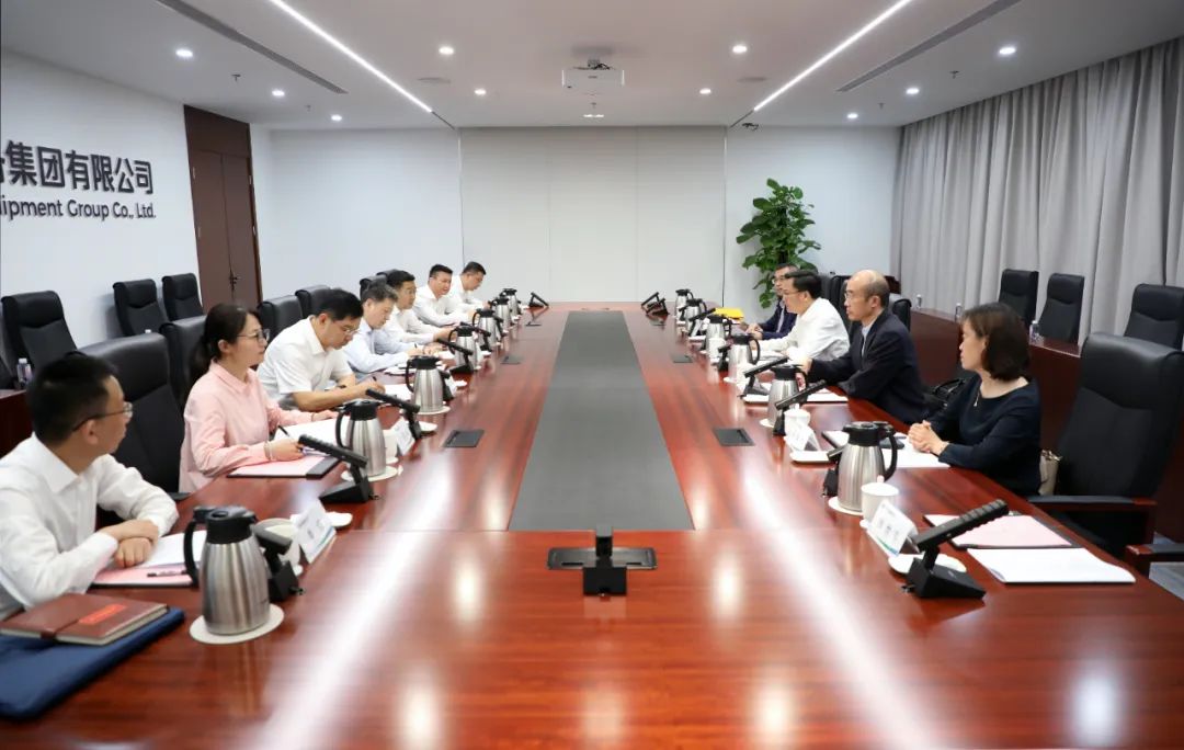 中國電氣裝備黨委副書記、總經(jīng)理周群會(huì)見上海市經(jīng)信委副主任湯文侃