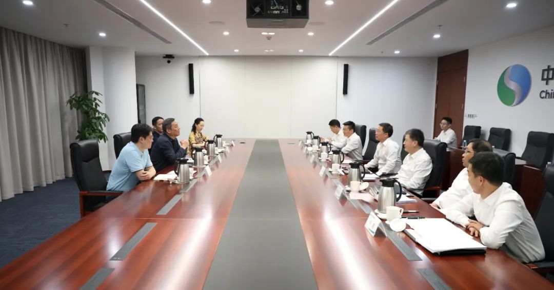 中國(guó)電氣裝備李洪鳳董事長(zhǎng)、周群總經(jīng)理會(huì)見上海市經(jīng)信委副主任戎之勤