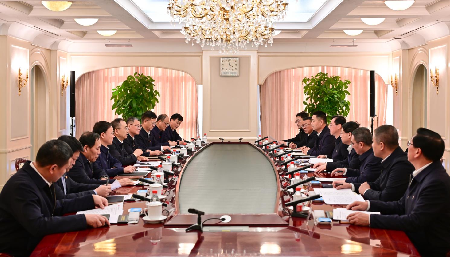 大唐集團(tuán)董事長鄒磊、總經(jīng)理張傳江與中國安能董事長陳奕輝、總經(jīng)理周慶豐會談