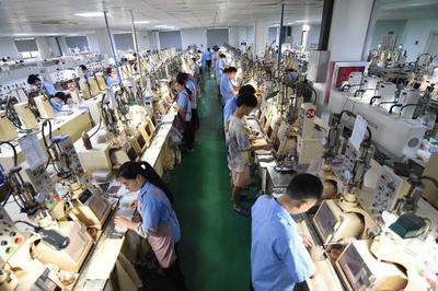 江西上饒 小作坊的嬗變——從手工打磨到全球光學(xué)鏡片加工基地
